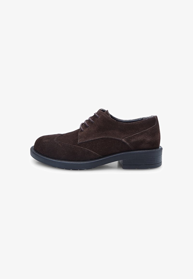 Scarpe da uomo in suede marrone scuro con chiusura a lacci, suola in gomma nera e tacco basso, mostrate in profilo laterale su sfondo bianco.