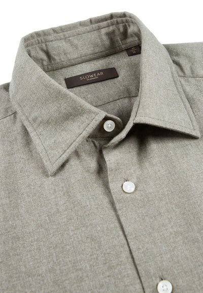 Grijze kraagshirt van textiel met een gestructureerde stof, voorzien van een knoopsluiting met witte knopen en een label met de tekst "SLOWEAR."