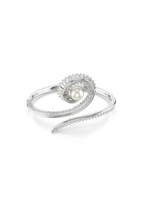 Silberne Armspange mit spiralförmigem Design und einer zentralen Perle, verziert mit kleinen klaren Edelsteinen entlang der oberen Kurve.