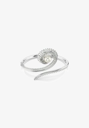 Silberne Armspange mit spiralförmigem Design und einer zentralen Perle, verziert mit kleinen klaren Edelsteinen entlang der oberen Kurve.