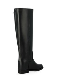 Botte noire hautes jusqu'au genou en cuir lisse, présentant un design épuré, un bout rond et un talon bas empilé. Style minimaliste sans ornements.