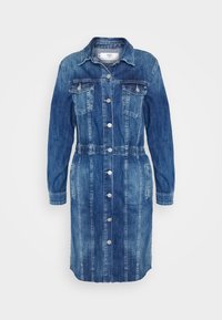 Jeansklänning med långa ärmar, krage, knappframsida och två bröstfickor. Har en åtsittande midja och en ljus till mörkblå gradient.