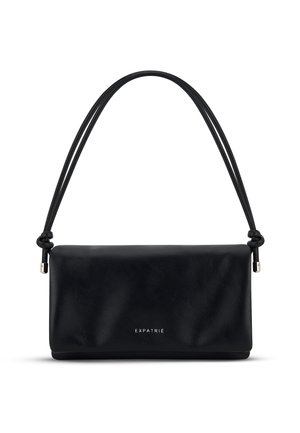 Czarna prostokątna torebka o miękkiej fakturze, z podwójnymi cienkimi ramiączkami przewiązanymi na końcach oraz logo "EXPATRIÉ" umieszczonym na środku przodu.
