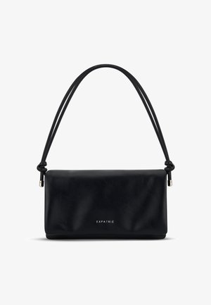 Sac à main rectangulaire noir à texture douce, avec deux fines bretelles nouées aux extrémités, et logo "EXPATRIÉ" centré à l'avant.
