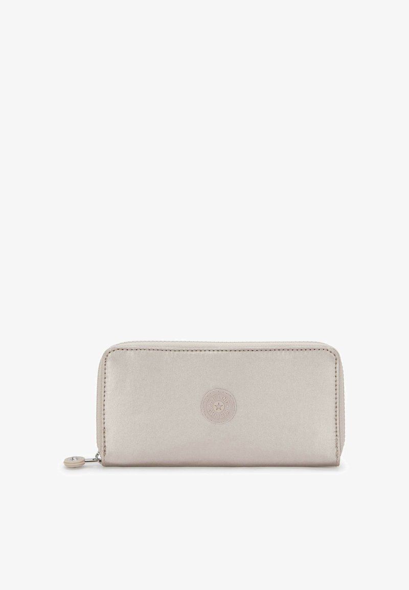 Portefeuille rectangulaire beige à fermeture éclair sur tout le pourtour, avec des bords cousus et un emblème de logo circulaire centré à l'avant.