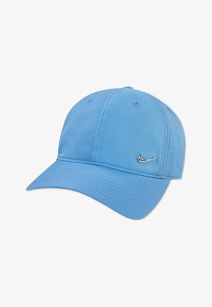 Cappellino da baseball azzurro chiaro in tessuto con visiera curva, caratterizzato da un logo Nike in argento metallizzato sulla parte frontale e dettagli cuciti.