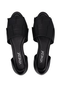 Zwarte slipper sandalen met een zacht leren bovenwerk en overlappende strookontwerp, gevoerd voetbed en open teen. Merklogo zichtbaar op de binnenkant van de sandaal.