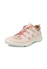 Chaussure de sport rose pâle avec panneaux en mesh, semelle en caoutchouc et lacets élastiques. Présente des accents beige et une languette de traction au talon.