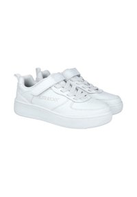 Zapatillas blancas con parte superior de cuero liso, cuello acolchado, cierre con cordones y tira de Velcro, suela de goma gruesa y un diseño minimalista.