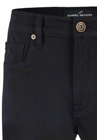 Pantalons en denim bleu foncé à coupe droite ; dotés d'une fermeture à bouton et glissière à l'avant, de passants de ceinture et d'une poche arrière.