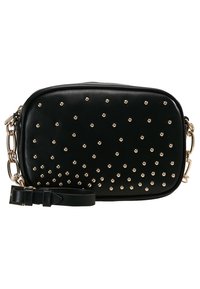 Černá syntetická kožená taška ve tvaru boxu se zlatými cvočky, plochý design, nastavitelný popruh a akcenty ve zlaté barvě.