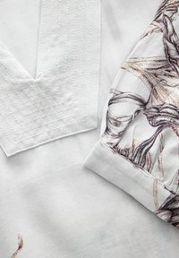 Next V-NECK - Bluse - white black floral placement
