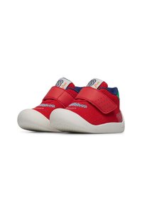 Scarpe rosse per bambini con tomaia in rete, suole in gomma e strap in Velcro. Accenti blu e verdi sul colletto, con punta bianca.