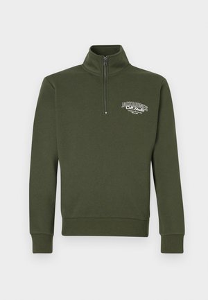 Sweatshirt verde escuro com fecho de correr e gola alta, apresentando um logotipo em texto branco no lado esquerdo do peito e punhos e bainha canelados.