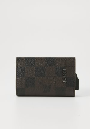 Portafoglio in pelle marrone con un motivo a scacchi, logo impresso e finitura texturizzata. Design compatto con uno slot per carte visibile.
