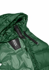 Groene pufferjack met een glanzende, gewatteerde buitenkant, voorzien van een ritssluiting aan de voorkant, een capuchon en een merketiket op de binnenvoering.