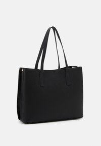 Sort læder tote bag med lodrette sømme, to lange håndtag og en struktureret rektangulær form. Glat tekstur og metalliske hardware detaljer.