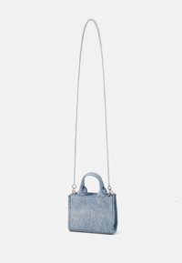Denim handtas in lichtblauw met een rechthoekige vorm, korte dubbele handvaten, een afneembare metalen kettingriem en een subtiele textuur.