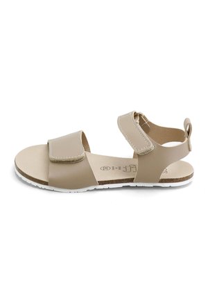 Sandalia beige de punta abierta con dos tiras ajustables de velcro, suela plana y lazo trasero para fácil colocación.