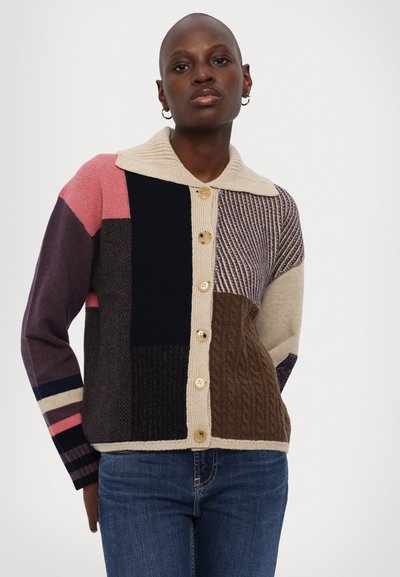 Cárdigan de punto con una mezcla de colores que incluye rosa, azul marino y beige, con cuello con solapa, cierre de botones y patrones texturizados.
