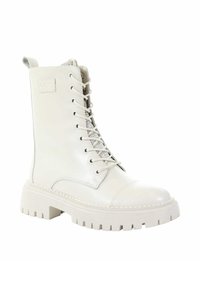 Białe skórzane botki za kostkę z grubą gumową podeszwą, okrągłym noskiem i wysokością do połowy łydki. Posiadają metalowe oczka oraz pętelkę z tyłu ułatwiającą zakładanie.