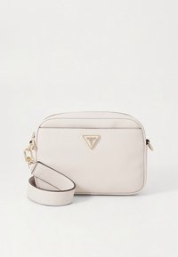 Bolso bandolera de cuero blanco con hardware dorado, logo triangular y correa ajustable. Textura suave y diseño minimalista. Cierre de cremallera.