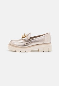 Metallisch goldener Slipper mit einer klobigen cremefarbenen Sohle und einem dekorativen goldenen Kettenakzent. Glatte Textur, abgerundete Spitze und niedriger Absatz.