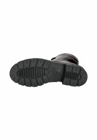 Semelle d'une botte avec de profonds motifs de crampons et en caoutchouc noir texturé. La partie supérieure est brillante et d'un rouge bourgogne profond.