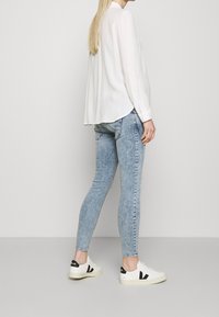 ONLY MATERNITY Vaqueros pitillo - light-blue denim
