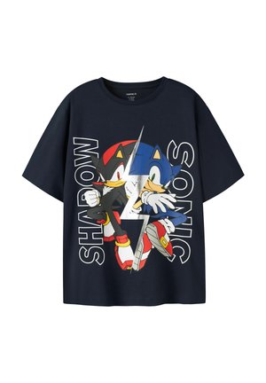 Granatowy t-shirt z grafiką postaci Sonic i Shadow the Hedgehog oddzielonych srebrną błyskawicą, z ich imionami napisanymi dużym tekstem.
