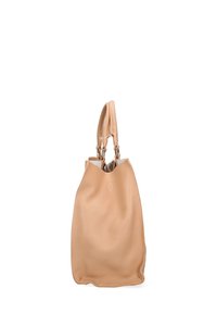 Beige leren handtas met een zachte, gestructureerde afwerking. Voorzien van twee korte handvatten en een ronde opening aan de bovenkant.