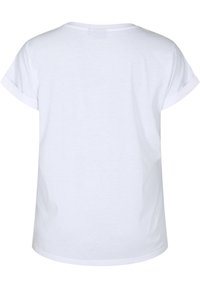 Camiseta de algodón blanca con un corte relajado, mangas cortas enrolladas y un escote redondeado. Textura suave, diseño sencillo sin estampados.