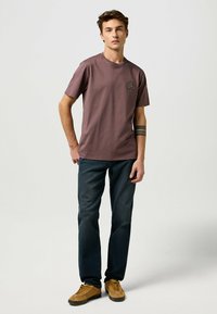 Wrangler SHORT SLEEVE SMALL GRAPHIC TEE - REGULAR FIT - T-shirts print - peppercorn