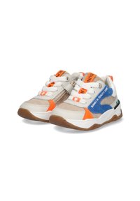 Kinder sneakers met een mix van beige, oranje en blauwe stof. Heeft witte veters, een rubberen zool en verschillende texturen met merkaccenten.