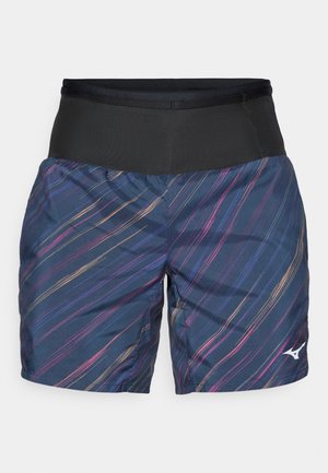 Herre sportshorts med en marineblå base og farverige diagonale striber. Lavet af letvægtsmateriale, de har en elastisk sort talje.