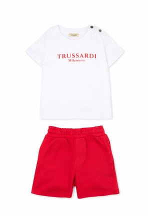 Maglietta bianca per bambino a maniche corte con scritta rossa "Trussardi Milano 1911" e pantaloncini rossi con vita elastica.