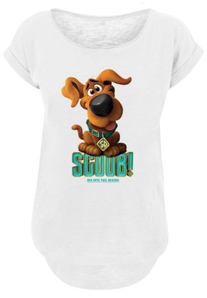 Weißes T-Shirt mit einer Cartoon-Hundfigur mit braunem Fell, großem Schnauze und Halsband. Der Text lautet: "SCOOB! SEIN EPISCHER SCHWANZ BEGINNT."
