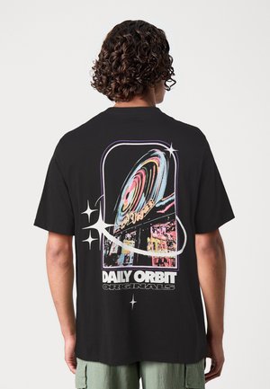 Jack & Jones JORPORTAL TEE CREW NECK - T-shirt imprimé - black