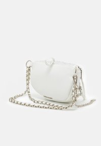 Weiße Lederhandtasche in Halbmondform. Verfügt über einen silbernen Kettenriemen und -beschläge, strukturierte Oberseite und ein Markenzeichen-Detail auf der Vorderseite.