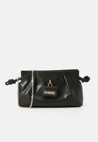 Černá kožená kabelka s nabíraným designem, řetízkovým popruhem ve zlatém tónu a akcentem ve tvaru zámku s brandingem "LOVE MOSCHINO".