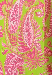 Tejido verde vibrante con intrincados patrones de paisley y flores en rosa, con un detallado trabajo de líneas y colores brillantes. Textura suave.