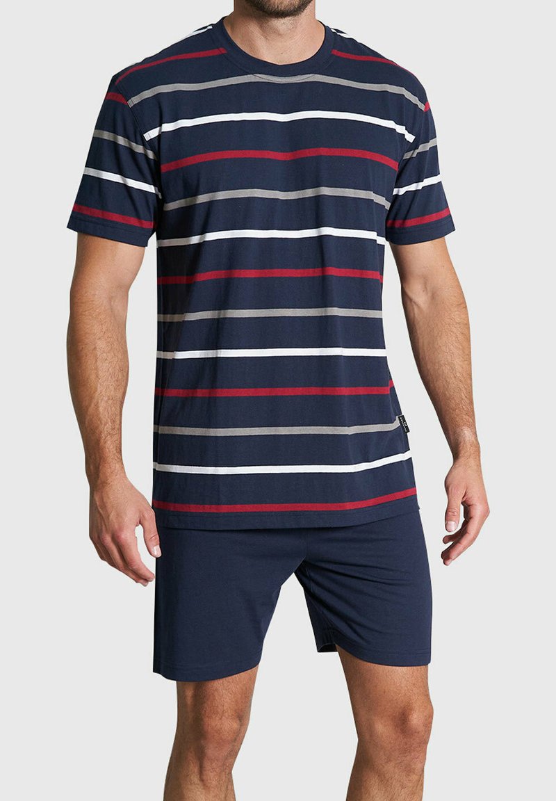 Marineblau gestreift T-Shirt mit horizontalen roten, weißen und grauen Linien. Aus Baumwolle, mit Rundhalsausschnitt und kurzen Ärmeln. Kombiniert mit marineblauen Shorts.