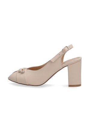 Beiger Slingback-Pumps aus Leder mit Blockabsatz, spitz zulaufender Zehenpartie und goldfarbener Metallverzierung an der oberen Vorderband.
