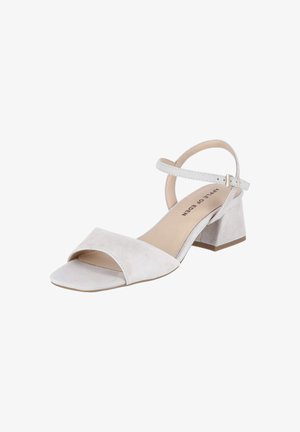 Sandale en daim gris clair à bout ouvert avec talon bloc et bride de cheville réglable avec boucle.