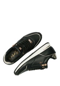 Svarta lädersneakers med guldaccenter och vita sulor. Funktioner inkluderar snörning, en sidokung och ett mönstrat design längs sidorna.