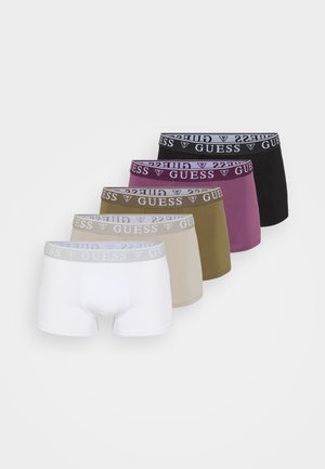 Fünf Paare Boxershorts in verschiedenen Farben: weiß, beige, oliv, burgunderrot und schwarz. Jede hat einen elastischen Bund mit dem "GUESS"-Logo.