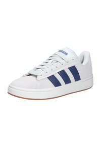 Sneaker bianco in suede con strisce blu navy, colletto imbottito e suola in gomma. Presenta lacci piatti e logo sulla linguetta. Design classico.