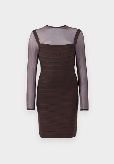 Robe ajustée marron avec de longues manches en maille transparente. Corps texturé avec des rayures horizontales, encolure arrondie et fermeture éclair dans le dos.