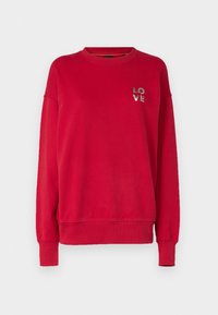 Sudadera roja con cuello redondo acanalado, ajuste holgado y mangas largas. Cuenta con un diseño en relieve plateado de la palabra "LOVE" en el pecho.