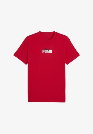 Crvena pamučna majica kratkih rukava s okruglim izrezom i bijelim "PUMA" logom koji sadrži crnu siluetu pume iznad teksta.
